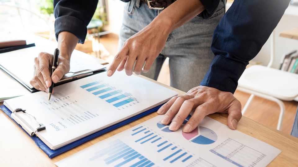 Mann bearbeitet Report